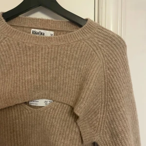 Tvådelad tröja - En delad tröja, med ett stickad linna med övertröja🫶  Super skön att ha på sig men säljs då den inte kommer till användning💘