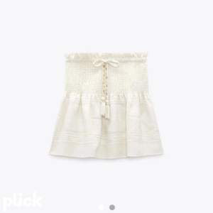 Säljer denna kjol från zara 💕Är i storlek M men passar också S!, helt oanvänd & säljer för 300 men priset kan diskuteras vid snabb affär🙏🙏💕