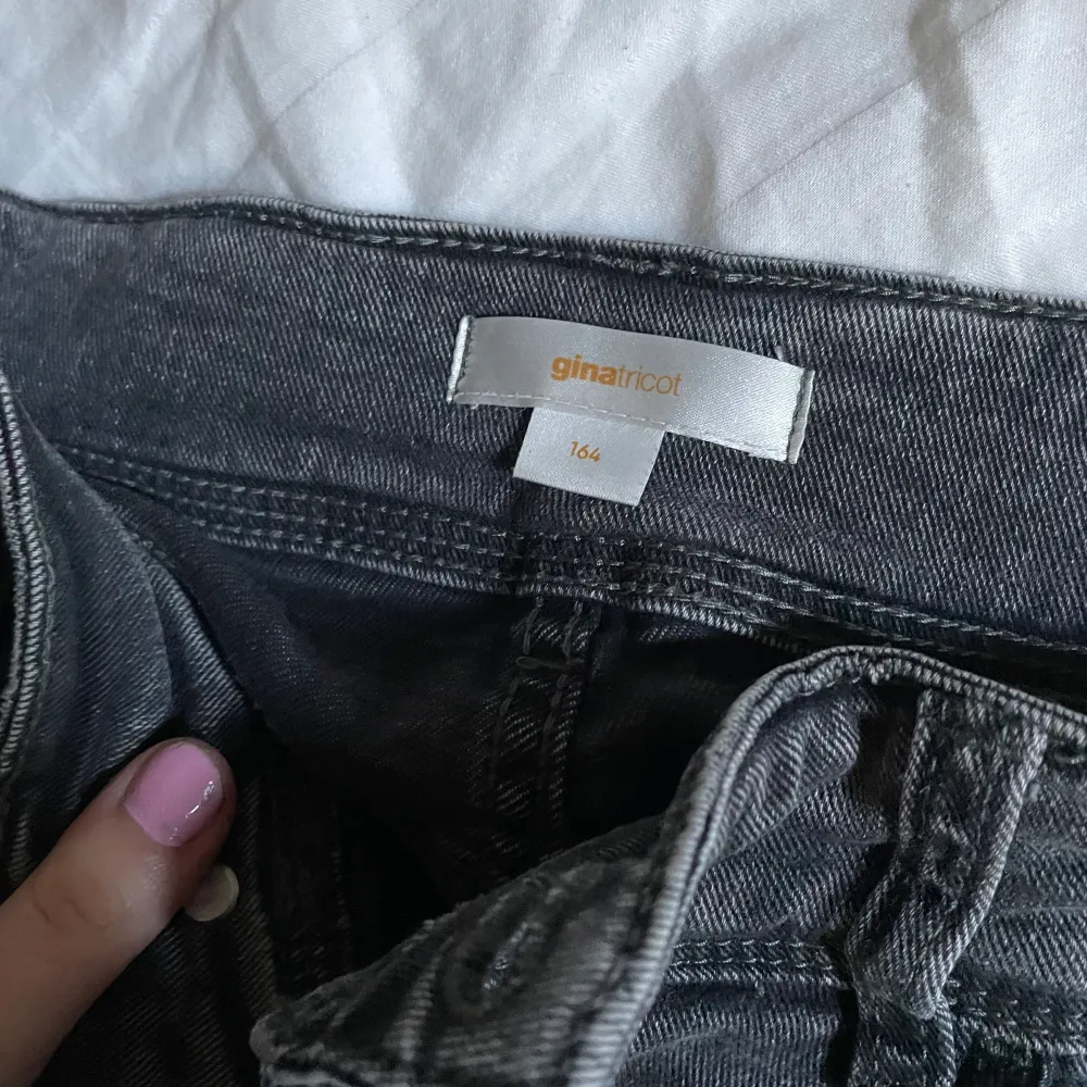 Gråa jeans med fickor där bak, köpte för inte så länge sedan men de har inte kommit till användning. Storlek 164 men passar mig som brukar ha xs/s. Jag är 1,63 lång💕. Jeans & Byxor.