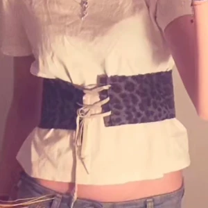 Leopard belte  - Ett leopard belte dom jag har gjort själv säljer ett i vanligt jeans material också säljer för att jag gjorde 2 stycken och behöver bara en❤️ själva jeans materialet är 70 cm men blir längre med snöret❤️ pris kan diskuteras skriv om du har frågor❤️🥰