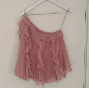 Zara blus  - Säljer denna jättefina blus då den inte kommer till användning längre❤️ skriv vid frågor eller intresse❤️