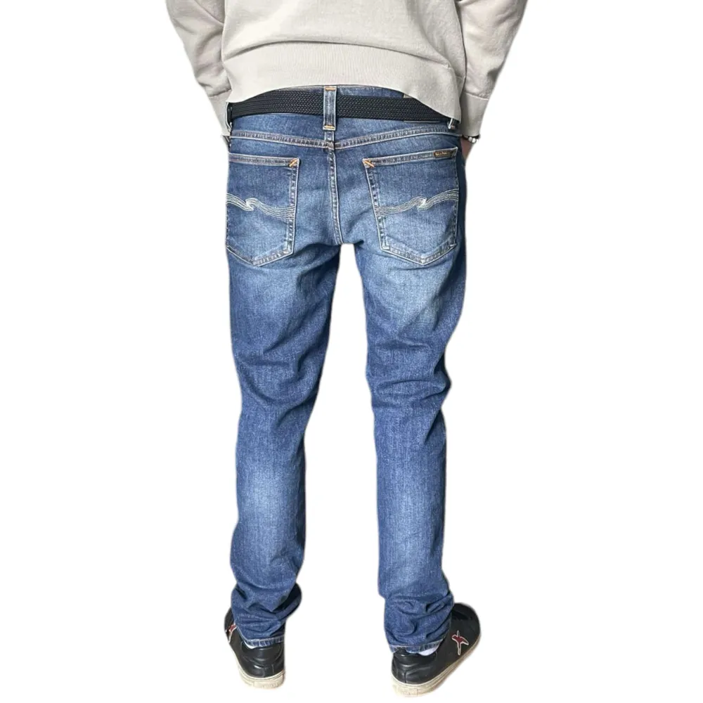 Säljer dessa sjukt snygga och populära Nudie jeansen! I passform slimfit! Sitter väldigt bra på modellen som är 189 och 75kg. Skicket är perfekt, 9/10. W31/L34, men sitter mer som W33/L34. Kontakta oss för om ni har funderingar eller frågor!. Jeans & Byxor.
