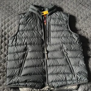 Parajumper väst - Tja, säljer min Parajumper då den var för stor, storleken är L, den är i nyskick då jag aldrig använt den. Ny pris ligger på 4399kr men jag säljer den för 2500kr priset kan diskuteras.