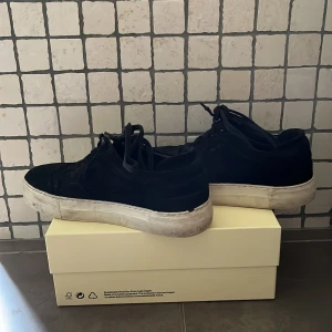 Axel Arigato skor - Säljer nu dessa svarta Arigatos då dem inte har kommit till användning på väldigt länge. Förväntar mig inte något högre pris på dessa o skicket är okej förutom att ena snöret på skon är sönder. Skick 7/10 nypris: 1800