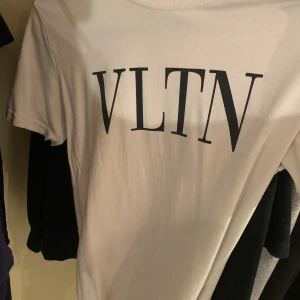 Valentino tshirt  - Bra skick 