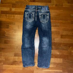 Riktigt fina true religion jeans i storlek 33. De är i mycket bra kondition, rope stitch, pris kan alltid diskuteras