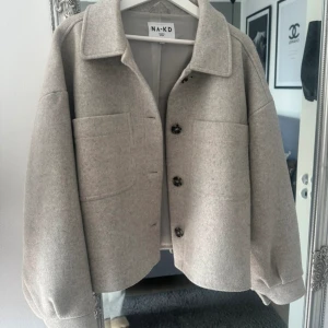 Jacka från NA-KD - Säljer denna fina jackan från NA-KD, den är använd väl och är lite nopprig men inget man tänker på, kan gå ner i pris vid snabb affär, ni står för frakt 💞( skriv för fler bilder )