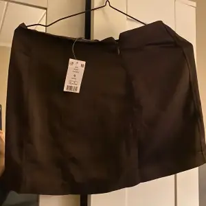 Brun satin kjol från Gina tricot helt oanvänd. Säljer den för 99kr i storlek S:)