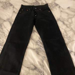 Snygga svarta levis jeans i modellen 501, dem är straightleg och midwaist, skriv vid bilder på osv! <3