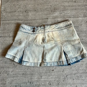Lågmidjad jeans kjol - Så fin lågmidjad jeanskjol med coola detaljer. Midjemått 37cm rakt över, total längd 28cm. Köp via köp nu❤️‍🔥