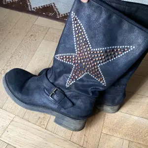 Så coola boots med en stjärna av paljetter. Några paljetter saknas, syns på bilderna. Märket är Catwalk, EU storlek 39. 