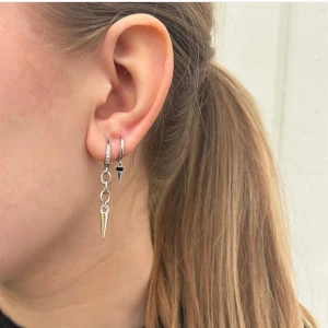 Silver örhänge  - Så snygg kombo!! Finns att köpa hos smycka by m. 89kr per par 