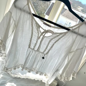 Söt blus  - Väldigt söt blus från Tessie som köpes för ett par år sedan men inte kommit till användning💗