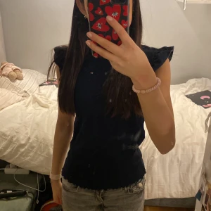 En marinblå tröja💙 - En tröja jag längre inte använder, jag har använt den ett par gånger och den är från Tommy Hilfiger och är i storlek 152💙