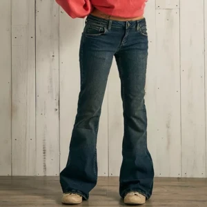 BDG jeans flare/bootcut - Lowrise flare byxor från Urban Outfitters. Storlek w28 l32, kan passa upp till w29 då de är stretchiga. Byxorna är klippta ner till och passar frf bra för mig som är 162cm. Pris kan diskuteras vid snabbköp😊✨.