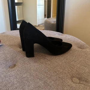 Svarta mocka pumps  - Säljer mina pumps då jag aldrig använder dem. Jättesnygga under jeans eller till klänning. Strl 40 och använda ca 5ggr max.
