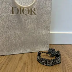 Dior armband | kondition: 10/10 som ny | kvitto finns | äkta | priset kan diskuteras | perfekt inför sommaren!