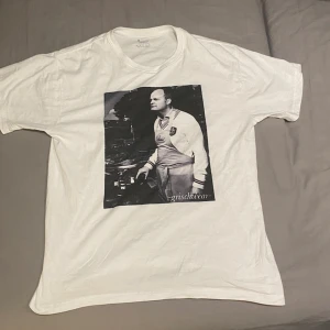 Fredrik shiller t-shirt  - Nyskick för liten för mig delegat jag säljer den.