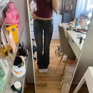 Gråa lågmidjade bootcut jeans - Jättesnygga lågmidjade bootcut jeans från bershka med coola sömmar över benen! Nästintill oanvända💘🔥 Tryck gärna på köp nu!