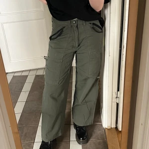 Cargo byxor 36  - En av dragkedjor fungerar inte 