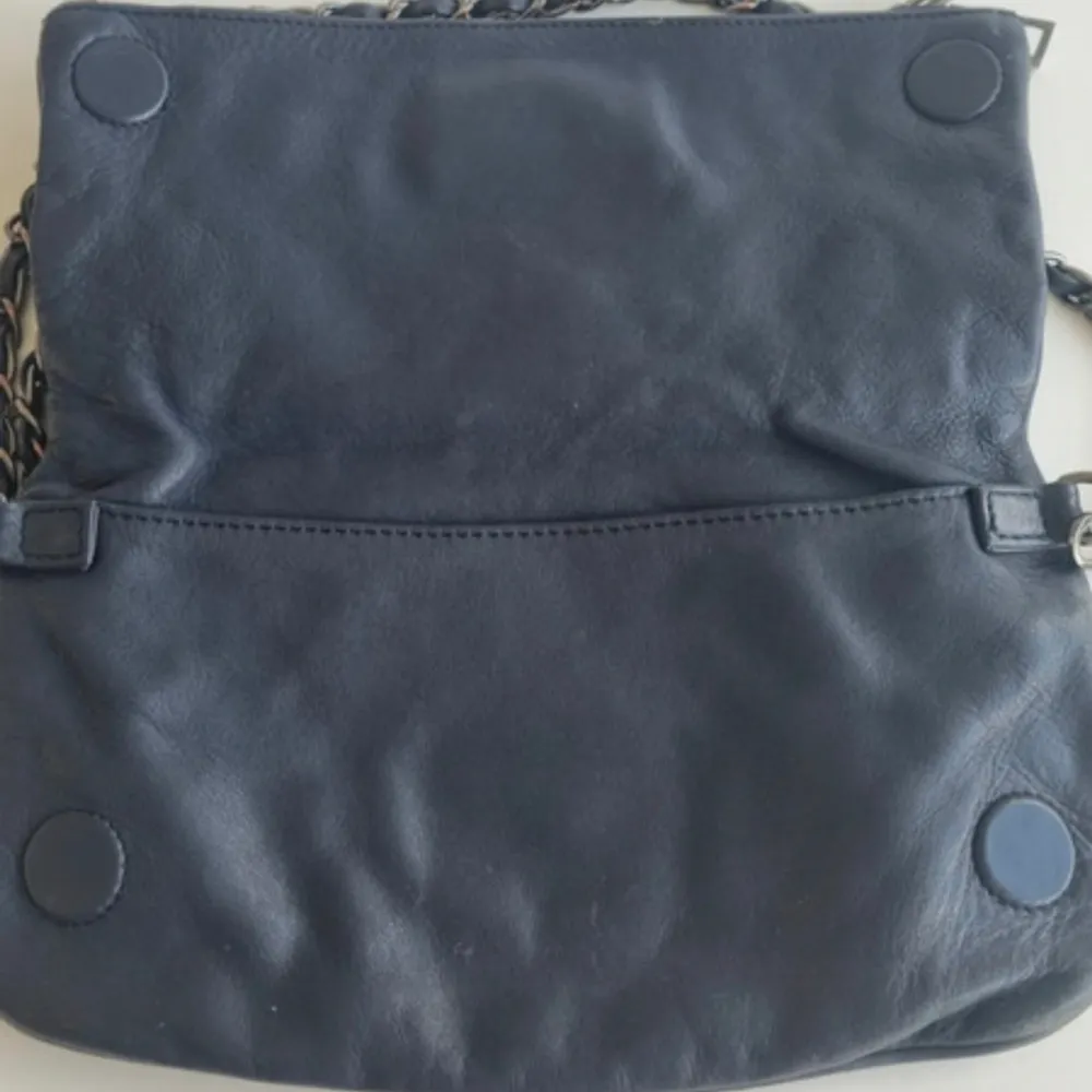 Supersnygg mörkblå Zadig väska. Den är använd och lite av vingen på märket har försvunnit. Syns dock bara på nära håll! 💕. Väskor.