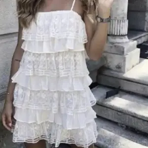 Säljer denna super fina vita volang klänning från zara. Den passar perfekt nu till sommaren och student/skolavslutning!!