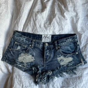 Populära Lågmidjade jeansshorts  - Säljer dessa sjukt snygga jeansshorts som är väldigt eftertraktade🙌🏻 Nypris 1200❣️ märket är one teaspoon , högsta bud 350kr❤️