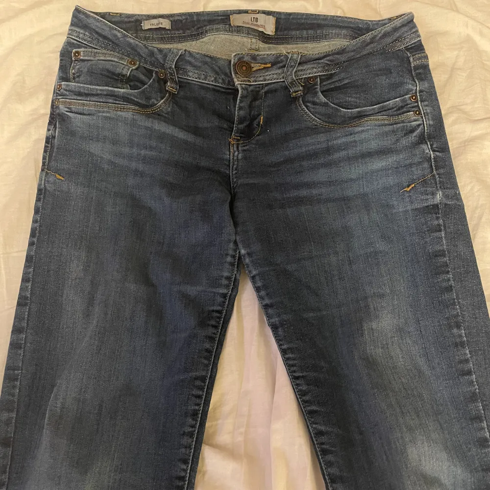 Säljer dessa snygga ltb jeans då dom inte kommer till användning längre. Jättebra skick förutom defekter nere vid bak benen (se bild 4) men inget man tänker på. Stl 27/32❤️. Jeans & Byxor.