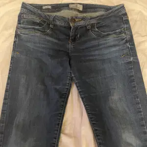 Säljer dessa snygga ltb jeans då dom inte kommer till användning längre. Jättebra skick förutom defekter nere vid bak benen (se bild 4) men inget man tänker på. Stl 27/32❤️