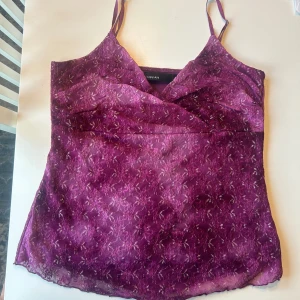 vintage lila kappahl glitter topp - jättesöt silverglittrig lila linne från gamla kappahl 💘 jättesöt i perfekt skick!! har två lager så den är inte genomskinlig och sitter så perfekt med justerbara axelband. skriv för frågor eller bud💘