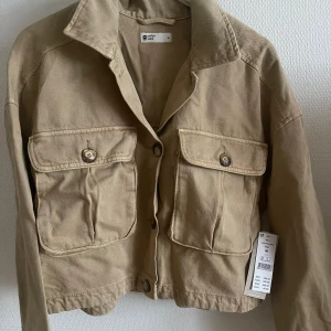 Cargo denim jacka Begie - En helt ny Cargo denim jacka i färgen beige i storlek M. Prislapp sitter kvar. 