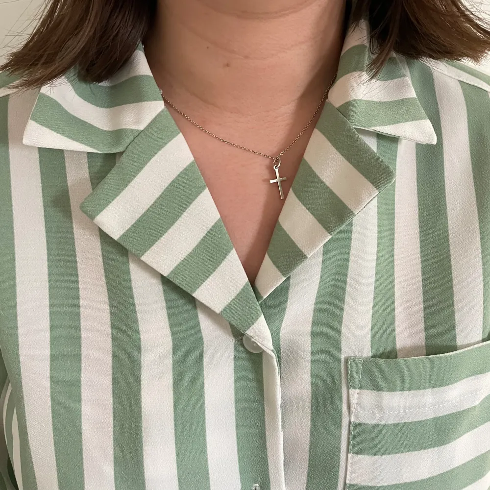 Randig mintgrön/vit skjorta i bra skick. Skjortor.