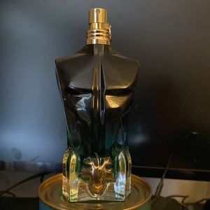 Jean Paul Gaultier le beau le parfum - Bra Sommarparfym till killar. Har andvänt ungefär 3/4ml, orginalförpackningen fås med. Det är bara att höra av sig vid frågor. :)