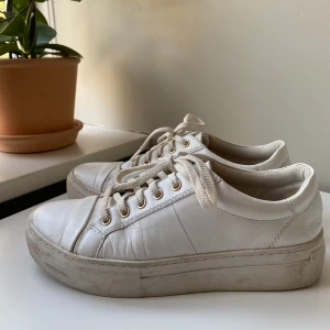 Vagabond sneakers - Vita vagabond sneakers! Inte alls ofta använda så i fint skick, men lite smutsiga! Sulan går nog att tvätta rent ganska enkelt. Så fina till student och sommaren! Köpta för 1000! Pris kan diskuteras! 
