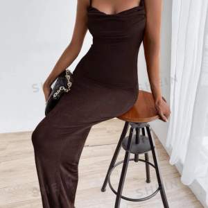 Säljer en jätte fin brun sommar klänning från shein. Använd ett fåtal ggr. Org pris 140kr