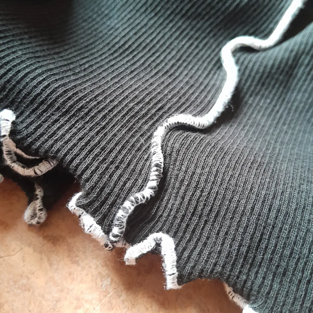 En svart polotröja med vita toppsömmar. Enkel och snygg från Even&Odd. 95% bomull, 5% elastan. Fint skick!. Tröjor & Koftor.