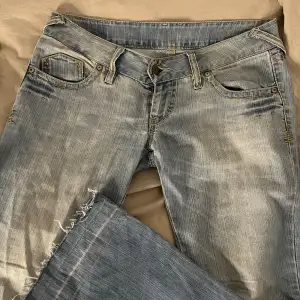 Jätte fina jeans, står ej storleken i men skulle säga att dem passar 38/M, Har ingen bild på då dom inte passar mig!!💕