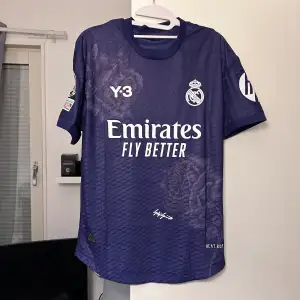 Oanvänd Real Madrid limited edition Y-3 tröja, fjärde ställ. 