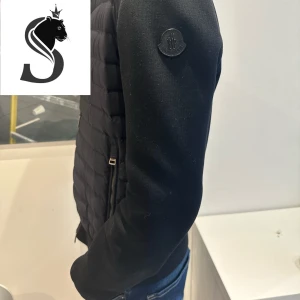 Moncler cardigan  - En moncler cardigan modell black label i bra skick! Lite slitningar vid armarna men sytt hos en skräddare samt lite knepig dragkedja. Nypris ca 10000| vårt pris 3999kr. Vid frågor ”kontakta”📩