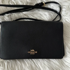 Coach crossbody väska -  Använd fåtal gånger, går att ta bort axelrem, mynt/kort fack, 1 ficka på baksidan av väskan