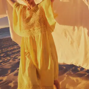 Fin klänning ifrån Zara Gul. Storlek XS-S men passar upp till en M helt ny med lapp 