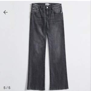 Säljer mina Grå jeans ”90s Boot” från Lager 157🌸 nästintill oanvända, använda ca 5 gånger! Inköptes för 400kr🌸  Säljer för 200kr + frakt storlek L