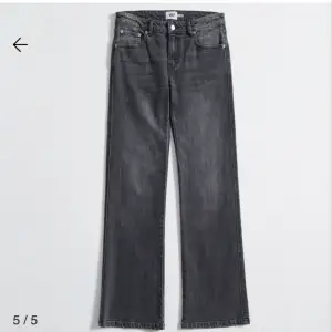 Säljer mina Grå jeans ”90s Boot” från Lager 157🌸 nästintill oanvända, använda ca 5 gånger! Inköptes för 400kr🌸  Säljer för 200kr + frakt storlek L