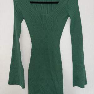 Grön klänning  Storlek xs  Pris 100 Ej använd, saknar prislapp 