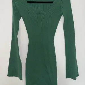 Grön klänning  Storlek xs  Pris 100 Ej använd, saknar prislapp 