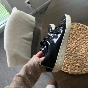 Michael kors skor  - Så snygga skor i lack! Strl 38 från Michael kors! Knappt använda! Nypris 1900kr mitt pris 600
