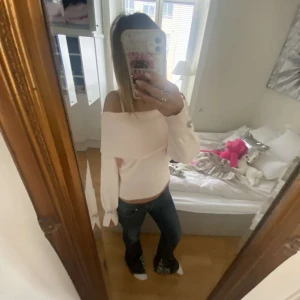 Rosa tröja❤️ - Ljusrosa tröja , men jättefina detaljer . Den är ny med prislapparna kvar ❤️ Den är i  storlek S , kan mötas upp i Sthlm eller frakta 🩷