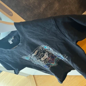 Kenzo T-Shirt - Kenzo T-Shirt Storlek XS passar även S Skick 8/10 knappt använd Påse och kartong finns