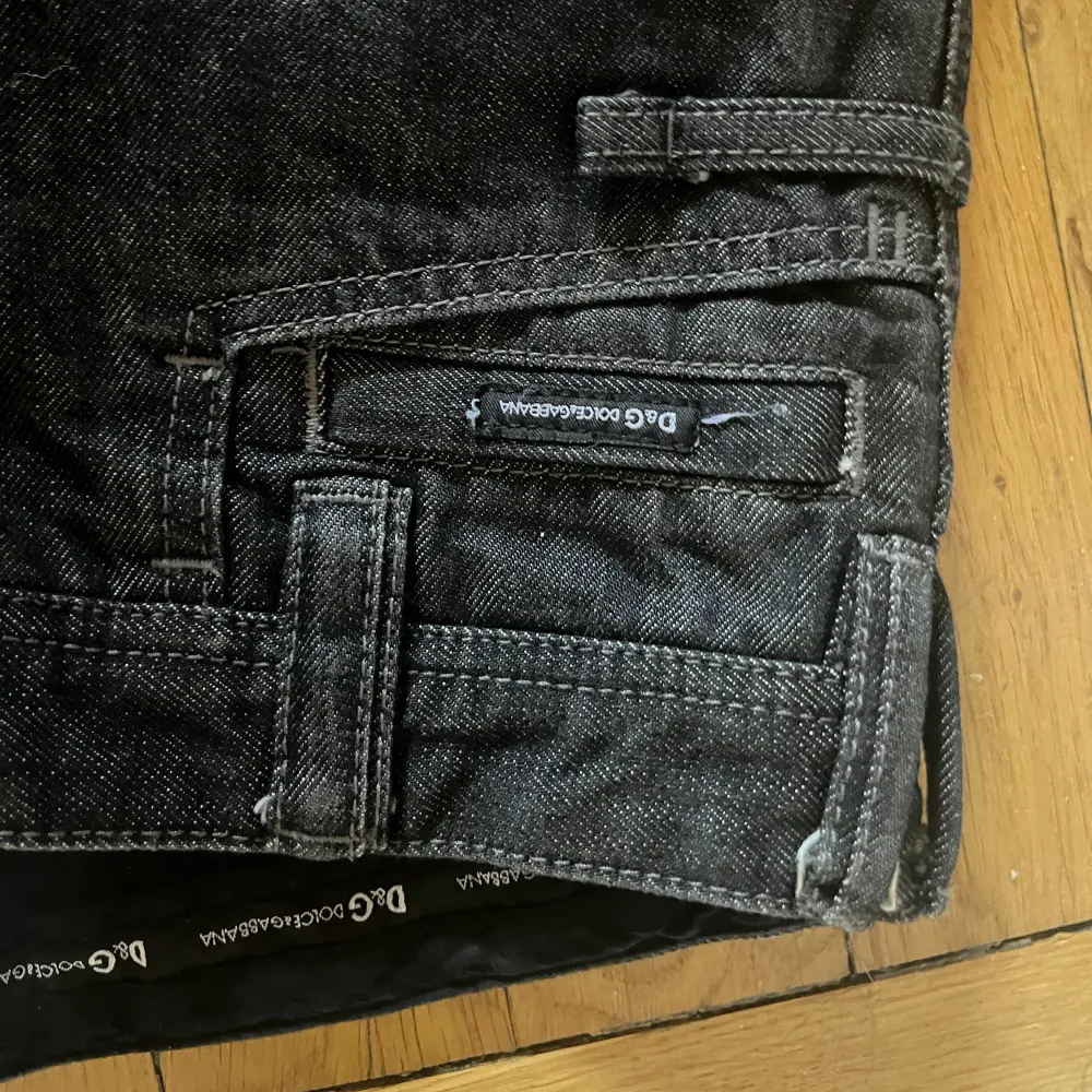 Washed jeans från Dolce & Gabbana, som nya utan några defekter. Snyggaste byxorna jag äger med massa coola detaljer, men behöver sälja då de är för små för mig:(. Jeans & Byxor.