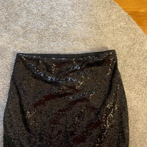 Kjol  - Glittrig kjol som tyvärr är lite för stor på mig💕
